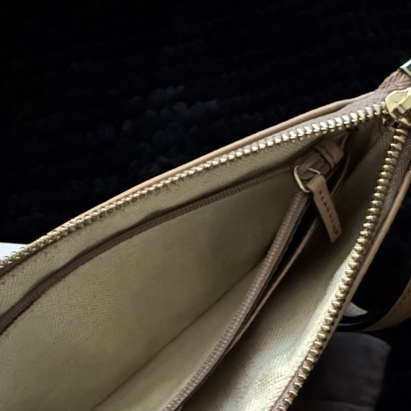 Authentic Gucci Taupe Patent Leather Wristlet Clutch - Picture 6 of 8